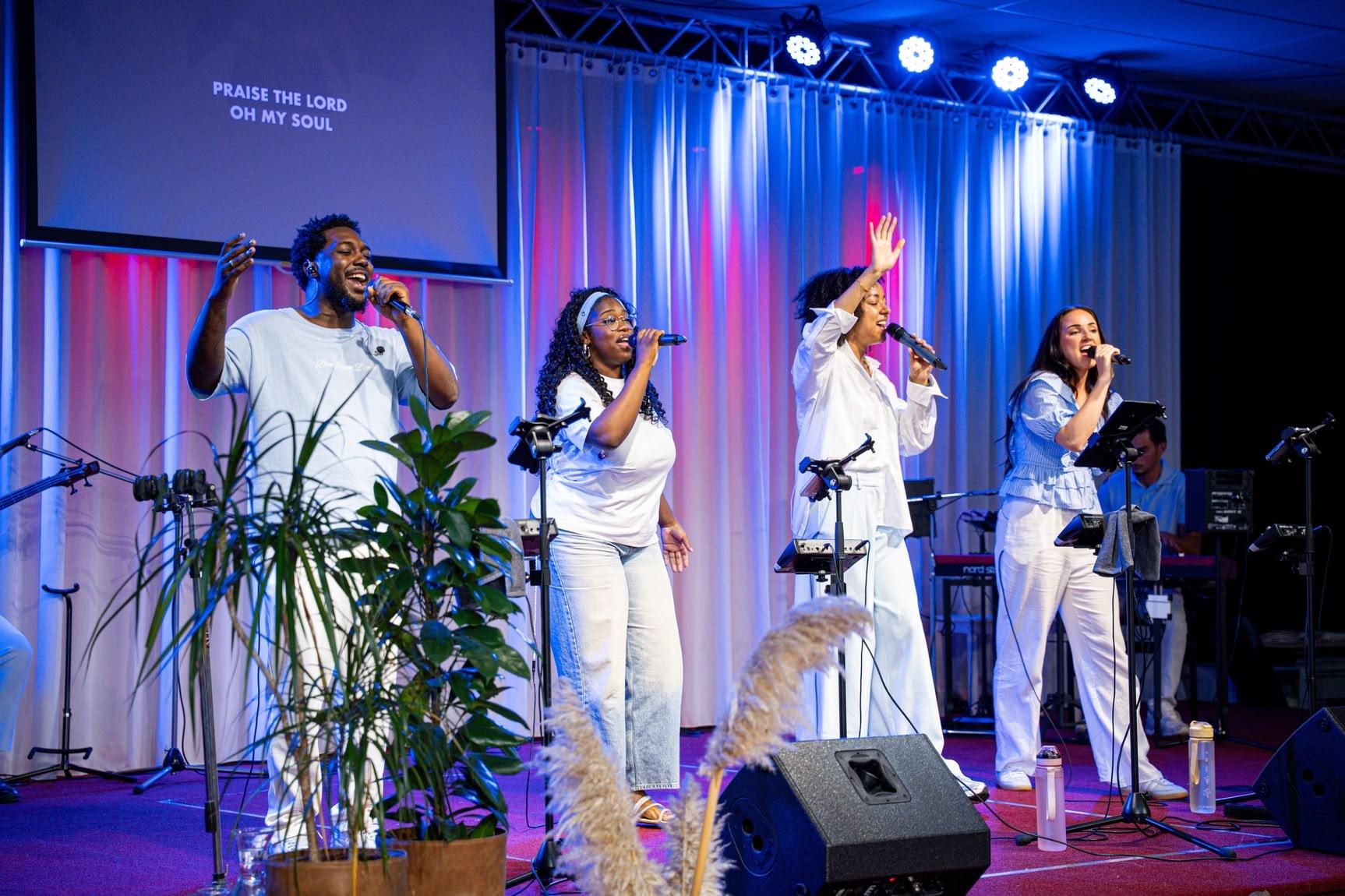 Het worshipteam zingt samen tijdens een Rise Up-avond